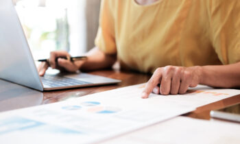 Businesswoman analyse marketing data.